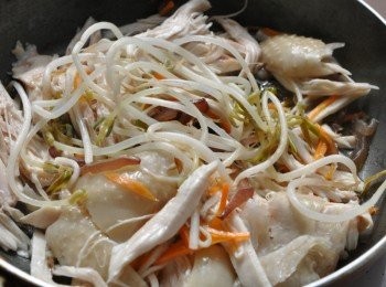 step6: 接著放入豆芽菜與雞絲拌一下