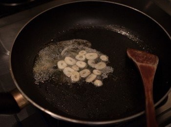 step4: 用奶油香蒜片煎出金黃
