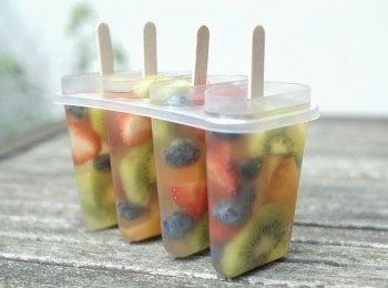 step3: 然後倒入果汁，然後放入冰箱冷卻至成冰即可！（可以自已榨鮮果汁，也可買現成的，用椰子水也不錯喔！）