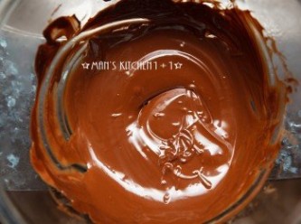 step2: 將巧克力利用隔水加熱的方式融化。