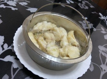 step6: 用手提小心取出內膽III， 放在碟上， 放上蔥花及淋上蒸魚豉油便完成, 原盤上桌便可， 非常方便。