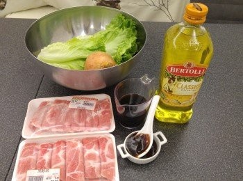 step1: 當飯差不多熟的時間,先將洋蔥切絲備用,