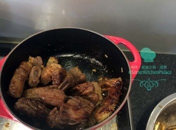 step3: 開中大火，先煎香牛肋骨2面