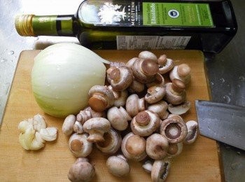 step1: 洗好<span class="group_2">食材</span>，蘑菇切片狀、洋蔥與蒜頭切末