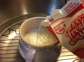 step4: 然後再加入鮮奶、椰汁，再燉多15分鐘便可