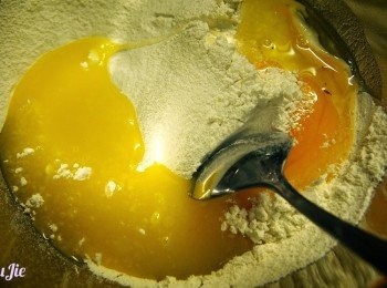 step1: 把上批皮材料放丁用一個容器內，用湯匙把它們混合成團，差不多成團時可以用手搓。