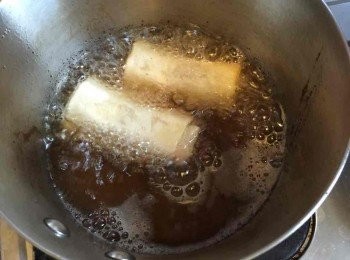 step4: 熱油，收口向下落，轉中火慢炸至金黃，印乾油份食得。