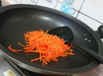 step5: 紅甘荀刨絲,　用易潔鑊炒至軟身.　