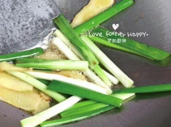 step6: 燒熱油鑊, 下薑蔥爆香, 放入<a href="https://bit.ly/3zHU5V3" target="_blank" data-keyword="雞翼" class="guide-link"><strong>雞翼</strong></a> <span style="display:inline-block;vertical-align:middle;margin-top:-3px;color:initial;border-radius:3px;padding:2px 3px;font-size:12px;line-height:14px;background:#87d300;color:#fff;">即買</span> 和<a href="https://bit.ly/3zHU5V3" target="_blank" data-keyword="雞翼" class="guide-link"><strong>雞翼</strong></a> <span style="display:inline-block;vertical-align:middle;margin-top:-3px;color:initial;border-radius:3px;padding:2px 3px;font-size:12px;line-height:14px;background:#87d300;color:#fff;">即買</span> 醃料, 蓋上鑊蓋以中火焗 10分鐘