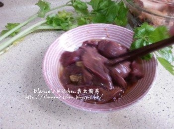step2: 豬潤沖走血水後切件 , 加入醃料拌勻醃1小時