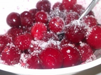 step1: 將新鮮的蔓越莓灑些細砂糖粉攪拌