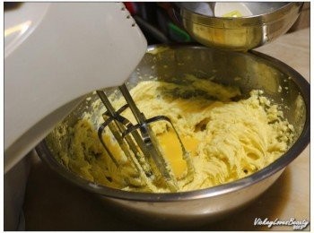 step3: 接著再分次倒入蛋液使用手持式攪拌機低速拌匀 確定蛋液融入奶油中後再倒入蛋液，直至全完融合