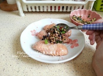 step4: 將<a href="https://bit.ly/3zHU5V3" target="_blank" data-keyword="雞翼" class="guide-link"><strong>雞翼</strong></a> <span style="display:inline-block;vertical-align:middle;margin-top:-3px;color:initial;border-radius:3px;padding:2px 3px;font-size:12px;line-height:14px;background:#87d300;color:#fff;">即買</span> 放上碟 , 淋上適量的豆豉醬