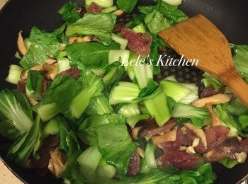 step3: 接著放入香菇片、青江菜炒至微微熟透