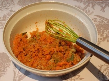 step3: 然後攪拌至鹽全部進入蔬菜蓉內，加入鹽後會抽出蔬菜蓉內的水份，這時可壓榨出餘下的水份