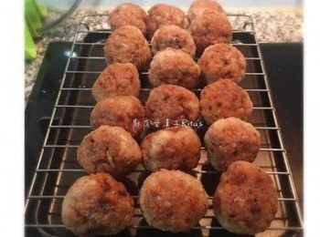 step4: 這次的大小共做了18顆。（打算留一些要做紅燒，所以煎過後放冷，就可以用保鮮盒冷凍收藏保存）