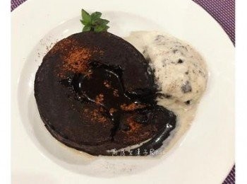 step9: 用刀子輕輕繞著模具邊緣劃一圈，即可倒出蛋糕，加上冰淇淋，擺上薄荷葉，也可以依喜好撒上少許無糖可可粉，即可趁熱享用。