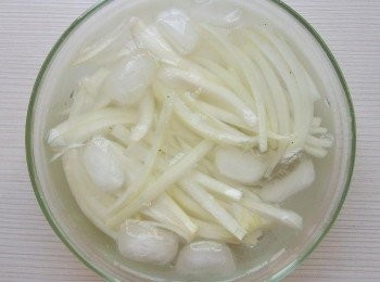 step2: 將洋蔥切成絲狀，置入冰水約10分鐘。