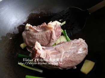 step4: 鑊內加入其餘份量的薑片及蔥段爆香 , 加入牛展拌勻