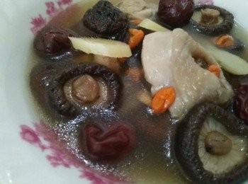 step4: 最後，放入枸杞和少許的塩調味，即可盛碗享用四季都能溫補的養生湯品-枸杞紅棗香菇雞湯。