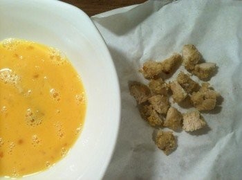 step2: 將蛋打成蛋液、鹹酥雞用料理剪刀剪小塊狀備用（用料理剪刀可保持手部的乾爽）。