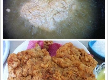 step3: 取出鍋加入適量的炸油，油熱，把沾好炸粉的雞全腿下鍋油炸，至金黃色或熟透，然後盛起吸乾油分。