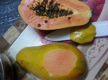 step3: 木瓜仔洗淨後先切開兩邊,再於底部切去少許皮(作用是待木瓜可平穩座於碟上)