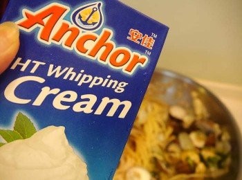 step7: *最後放入一點鮮奶油增加一些香濃口感然後收汁~