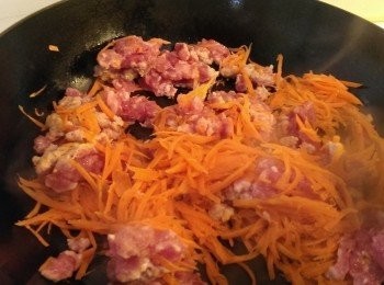 step2: 胡蘿蔔炒軟再放入絞肉