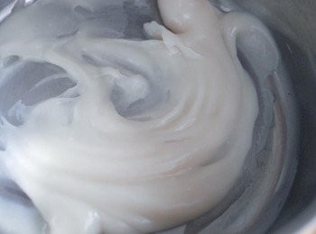 step1: 湯種做法：將高筋麵粉與水放入小煲內，用小火煮，不停攪拌至糊狀，盛起備用