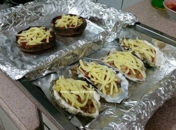 step3: 將適量洋蔥煙肉粒放在蠔肉上，放上芝士碎