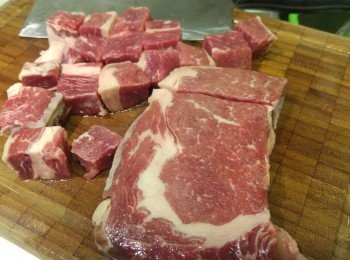 step2: 牛扒切粒。