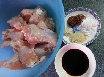 step1: 急凍雞槌用1茶匙鹽浸水解凍洗淨後,用醃雞槌料醃30分鐘待用