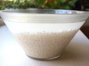 step3: 將圓糯米洗淨後,浸泡1小時,瀝乾備用。