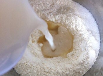 step1: 首先把食水和酵母混合均勻。
取出一個較深的大盆，把剩餘的材料加入，然後慢慢倒入酵母水，用手搓均勻。