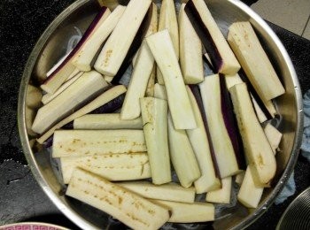 step3: 於蒸碟上放上粉絲，再鋪上茄條。