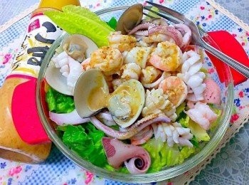 step3: 海鮮鋪在美生菜上~淋上黃金芝麻醬~就是一道開味清爽好吃的海鮮生菜沙拉喔~扣絲扣賣的芝麻醬超好吃用來沾什麼都好好吃~^^