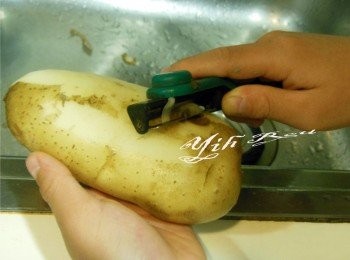 step1: 馬鈴薯削皮