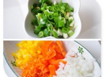 step1: 將爆香備料分別洗淨後，紅蘿蔔及洋蔥切成細丁；青蔥切花；彩椒分別切成顆粒與條狀