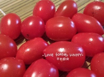 step1: 用過濾水把車厘茄洗淨, 用廚房紙印乾