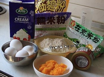 step3: 準備<span class="group_1">食材</span>：

中筋麵粉：        180g
在來米粉：         50g
糯米粉：           50g
無鋁泡打粉：       10g
雞蛋：     四顆(約200g)
南瓜泥：          120g
鮮奶油：           70g

蜂蜜黑糖露：      全部
松子：             50g


將所有<span class="group_1">食材</span>量秤好，備用。