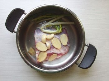 step3: 將五花肉、蔥、薑及蒜放入，加水到覆蓋五花肉些許即可。