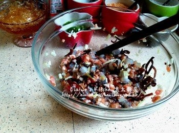 step9: 之前醃好的豬肉加入蝦肉 , 木耳絲及2/3份量的韭黃拌勻