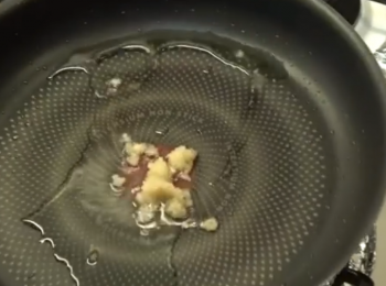 step3: 先起油鑊，爆香蒜茸、蝦米、菇粒