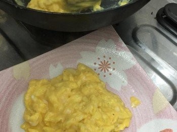 step7: 用少許油
用少火炒蛋