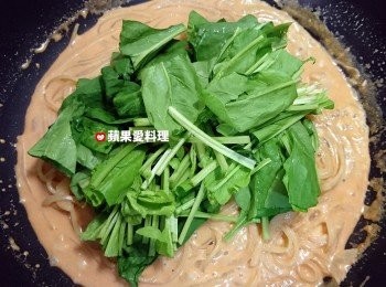 step8: 放入菠菜，拌勻，蓋鍋蓋燜煮。