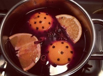 step3: 紅酒煮開后，稍燉煮片刻即可。