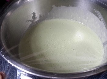 step8: 用保鮮紙包好粉漿，放入雪櫃普通格靜置30分鐘