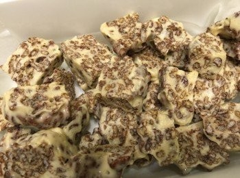 step3: 器皿上放上牛油紙塗上少許牛油，把拌好的材料倒入，放雪櫃雪3小時，然後取出切件。