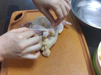 step6: 再後用綿繩將<a href="https://bit.ly/3kLFTWO" target="_blank" data-keyword="雞腳" class="guide-link"><strong>雞腳</strong></a> <span style="display:inline-block;vertical-align:middle;margin-top:-3px;color:initial;border-radius:3px;padding:2px 3px;font-size:12px;line-height:14px;background:#87d300;color:#fff;">即買</span> 綁好